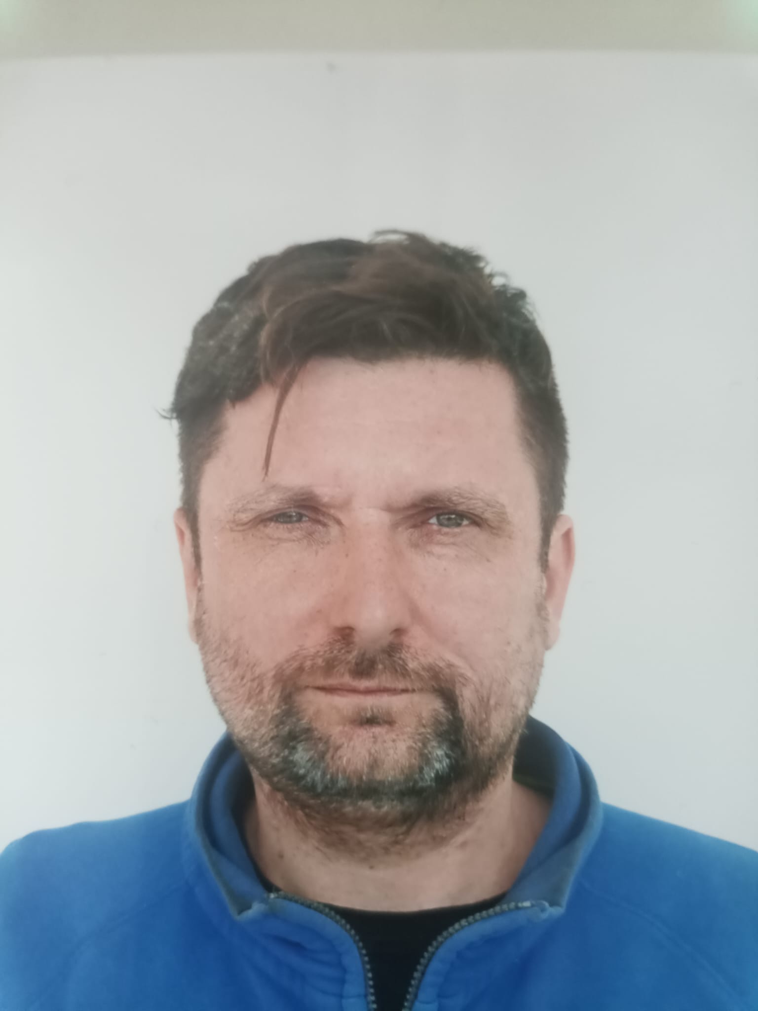 Portrét instalatéra Petra Klokočníka při práci